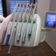 Die Geräte am Behandlungsstuhl inklusive einer eingebauten Intraoralkamera und der Touchscreen-Steuerung für den Zahnarzt.