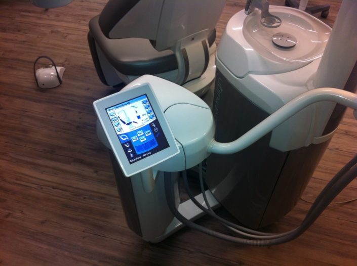 Die Touchscreen-Steuerung für die Helferin Der Fuß-Bedienschalter für den Zahnarzt. Dank Wireless Technologie ohne störende Kabel frei aufstellbar..